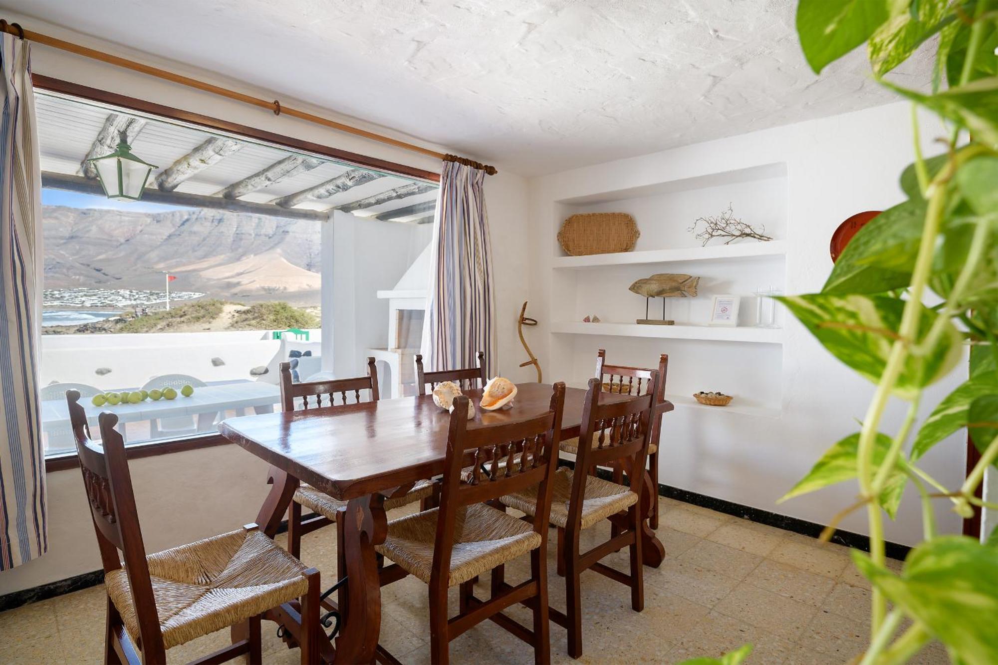 Famara Caracolillos, La Casa Luaran gambar